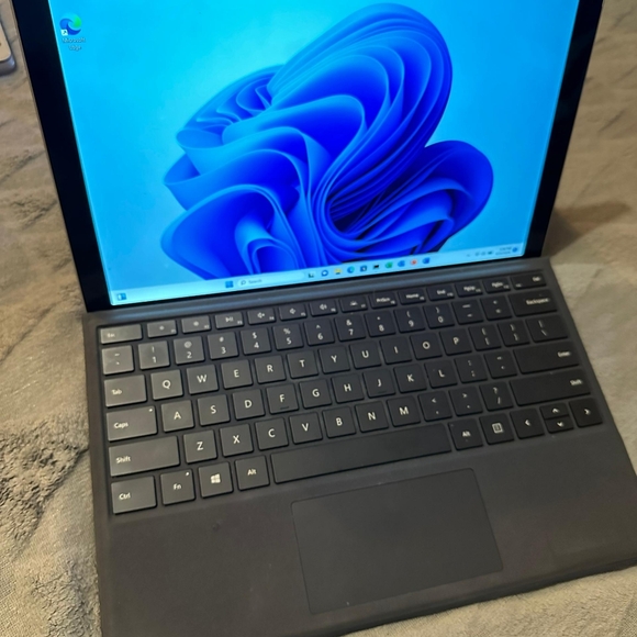 Microsoft Surface pro - Picture 3 of 6